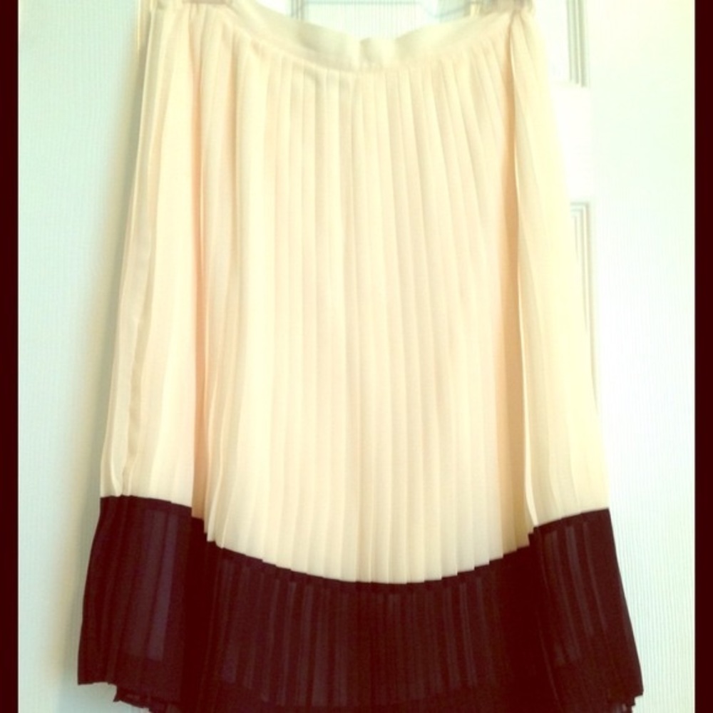 Very feminine cream & black skirt.